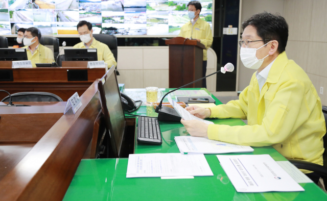 김경수 경남도지사가 2일 오전 태풍 대처상황 점검 영상회의를 개최하고 있다. 경남도 제공
