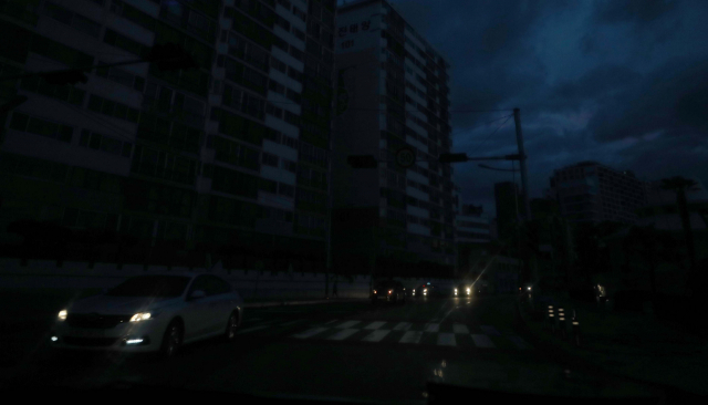 제9호 태풍 '마이삭'이 부산에 상륙한 3일 부산 수영구 광안리해수욕장 해안도로 일대에 정전이 발생해 거리가 캄캄한 상태에 있다. 연합뉴스