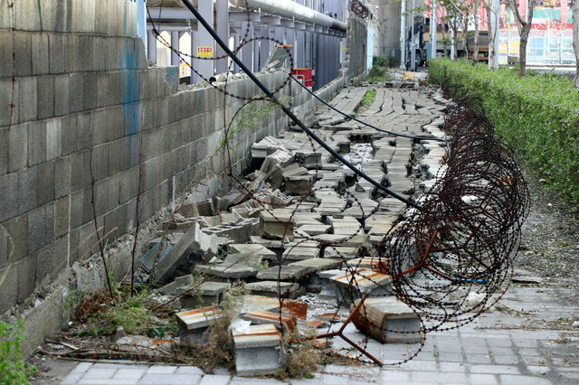 태풍 마이삭 부산 강타, 피해 속출 제9호 태풍 ‘마이삭’이 부산, 울산 등 남부지방을 강타한 3일 부산 남구의 한 물류센터 담벼락이 강풍에 무너져 있다. 정종회 기자 jjh@