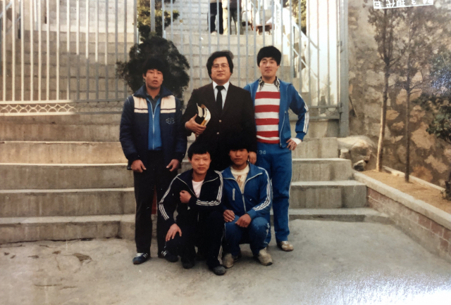 형제복지원 교회당 입구 계단 앞에 선 한 씨(뒷줄 오른쪽)와 친구들. 한상현 씨 제공