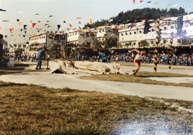 체육대회 때 장애물 달리기를 하고 있는 한 씨(오른쪽 빨간 반바지). 한상현 씨 제공