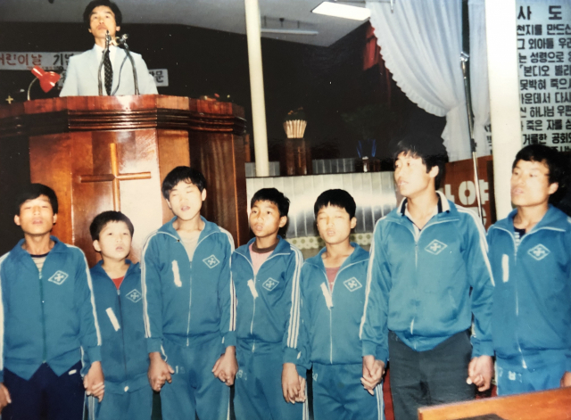 형제복지원 교회당에서 노래를 부르고 있는 원생들(오른쪽 두 번째가 한 씨). 한상현 씨 제공