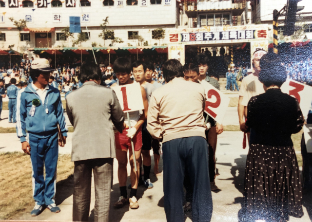 체육대회 때 수상을 하고 있는 한 씨(빨간 반바지). 한상현 씨 제공