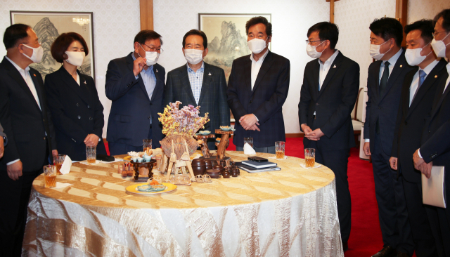 6일 서울 삼청동 총리공관에서 열린 고위 당정협의회에서 참석자들이 대화를 하고 있다. 왼쪽부터 홍남기 경제부총리, 더불어민주당 한정애 정책위의장, 김태년 원내대표, 정세균 국무총리, 이낙연 대표, 김상조 청와대 정책실장, 오영훈 당대표 비서실장, 최인호 당 수석대변인, 유동수 정책위수석부의장. 연합뉴스