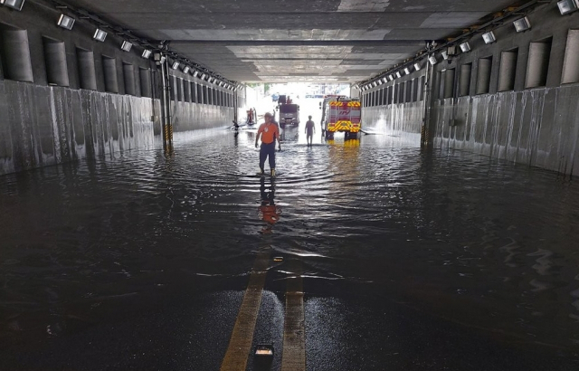 침수로 교통이 전면 통제 중인 양주지하차도. 연합뉴스
