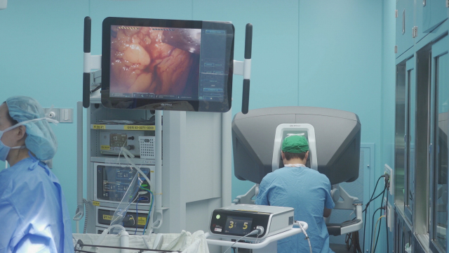 우리나라의 생체 간이식 성공률은 95% 이상으로 어느 나라도 따라오지 못하고 있다. 최근에는 혈액형 부적합 간이식 수술도 활발히 진행되고 있다. 김관우 교수의 로봇수술 장면. 부산일보DB