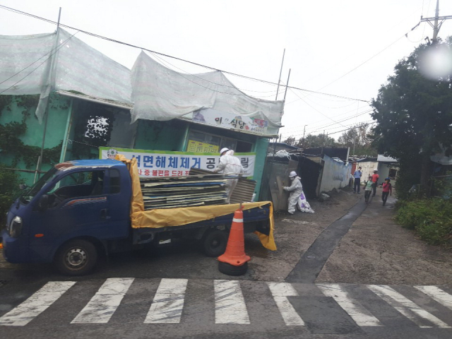 9일 오전 부산 남구 문현동 ‘문현2지구 주거환경개선사업’ 부지에서 해체한 석면을 차에 싣고 있다. 전포보람어린이집 학부모 제공
