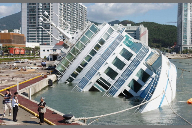 2003년 9월 태풍 ‘매미’ 때 해운대구 우동에서 좌초된 해상호텔. 부산일보DB