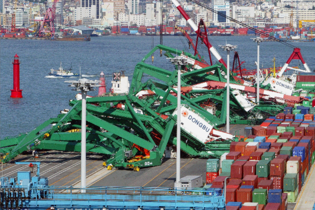 2003년 9월 태풍 ‘매미’ 때 파손된 부산항 신감만부두 크레인. 부산일보DB