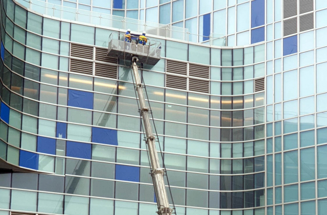 제10호 태풍 ‘하이선’이 매우 강한 태풍으로 발달해 빠르게 북상 중이었던 지난 6일 부산 해운대구 한 초고층 빌딩에서 작업자들이 지난 태풍 때 깨지거나 금이 간 유리창을 보수하고 있다. 연합뉴스