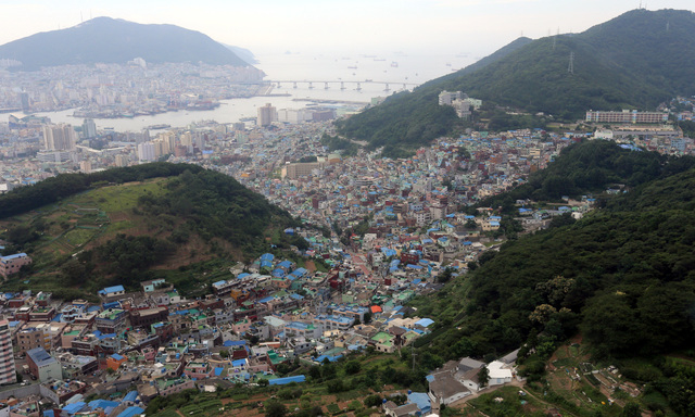 사진은 부산 서구 아미동 충무동과 영도구 시가지 모습. 부산일보DB