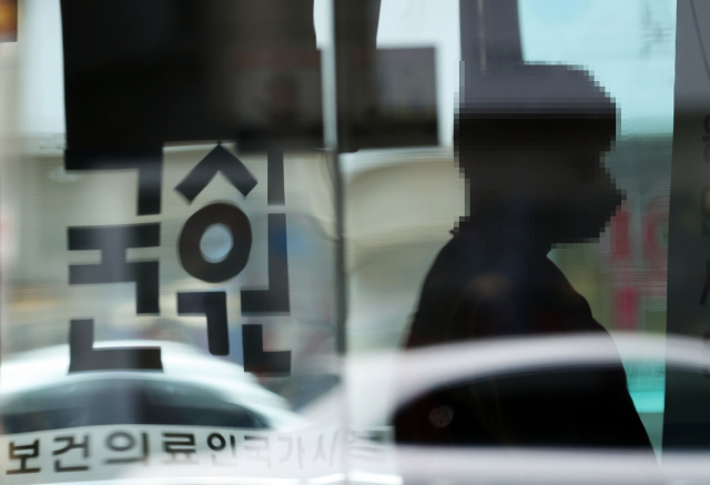 전국 의대생들이 국시 거부 등 단체행동과 관련해 내부 논의에 나선 가운데 전국 40개 의과대학 본과 4학년 학생 대표들은 학교별 상황을 공유하고 앞으로의 행동 방침을 정하기 위한 긴급회의를 진행 중인 것으로 알려졌다. 사진은 10일 오전 서울 광진구 자양동 한국보건의료인국가시험원 본관. 연합뉴스