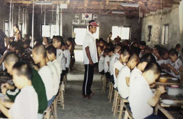 형제복지원 내 공장에서 일하고 있는 아동 원생들. 형제복지원 운영자료집