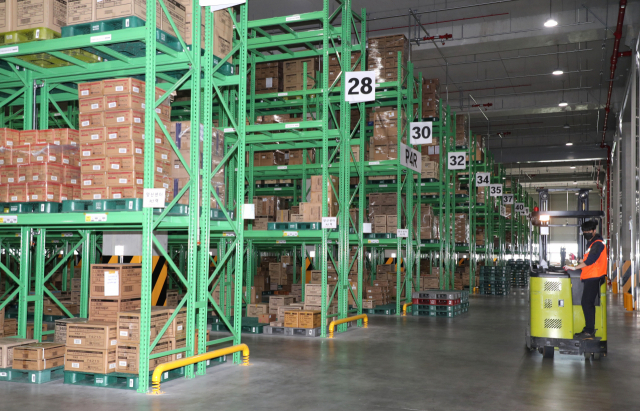 중국이 동북아 전자상거래 물류허브를 부산항 인근 10만㎡에 짓자고 제안해 관심을 모은다. 지난해 9월 부산 강서구 국제산업물류도시 약 7만 4000㎡에 건설돼 문을 연 아성다이소 부산물류허브센터. 부산일보DB