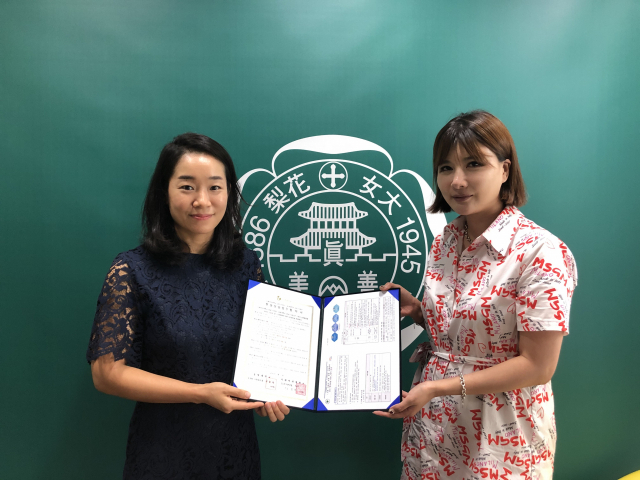 동명대 주세연 현장실습중개HUB센터장(사진 오른쪽)이 지난 8월 11일 이화여대에서 동명대와 이화여대의 현장실습업무 협약을 체결한 장면. 동명대학교 제공.