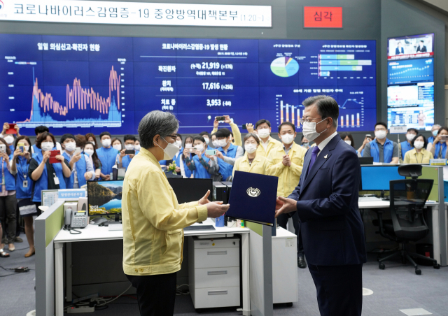 문재인 대통령이 11일 충북 청주 질병관리본부 긴급상황센터에서 정은경 초대 질병관리청장에게 임명장을 수여하고 있다. 연합뉴스