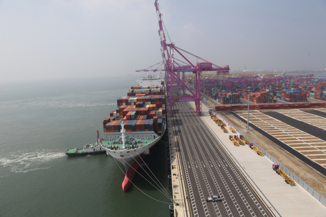 하역작업이 이뤄지고 있는 인천신항. 인천항만공사 제공