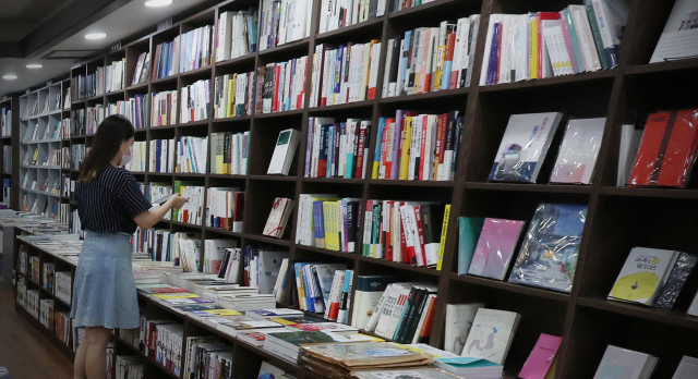 도서정가제의 취지와 목적을 뚜렷이 세우려면 국민적 공감대 형성을 위한 진지한 논의가 필요하다. 도서정가제 개악을 반대하는 부산 동네서점 비상대책위원회 소속 26개 서점 가운데 한 곳인 문우당서점. 정대현 기자 jhyun@