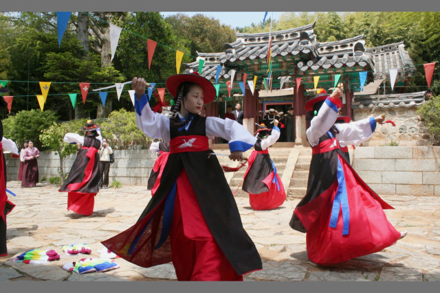 통영충렬사에서 열린 승전무 공연. 부산일보 DB