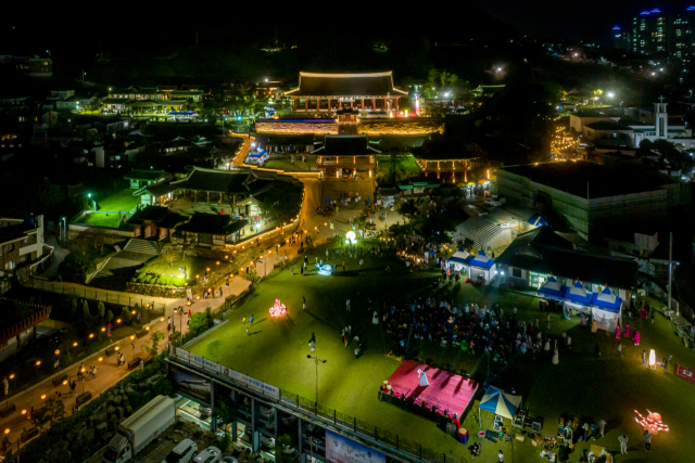 2019년부터 통제영의 밤을 화려하게 수놓으며 호평 받은 ‘통영 문화재 야행(夜行)’이 3년 연속 문화재청 공모 사업에 선정돼 2021년에도 개최된다. 사진은 지난해 문화재 야행 현장. 통영시 제공