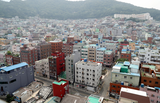 올 3월 부산시 도시재생활성화 구역으로 지정된 서구 충무동 성매매 집결지 ‘완월동’ 일원. 부산일보DB