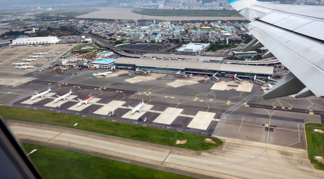 국무총리실 재검증위원회가 ‘국제민간항공기구(ICAO)’에 김해신공항 기본계획안에 사용된 지도의 적절성 여부를 물은 것으로 알려졌다. 김해국제공항 국제선 청사 모습. 정종회 기자 jjh@