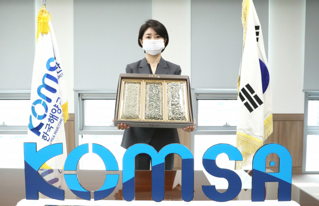 이연승 한국해양교통안전공단(KOMSA) 이사장이 사회적경제기업 응원을 위한 ‘핸드 인 핸드’ 캠페인에 동참하고 있다. KOMSA 제공