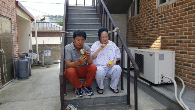 동생 한종선(왼쪽) 씨와 작은누나 한신애 씨. 한종선 제공