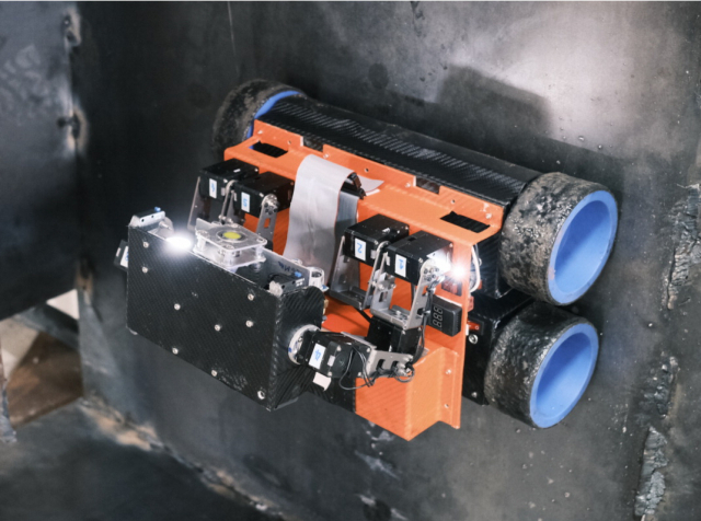 HS테크놀로지 직원들이 크롤러를 이용해 선박 내부 벽면의 두께를 측정하고 있다. 아래쪽은 HS테크놀로지가 개발한 크롤러 ‘AZY’. HS테크놀로지 제공