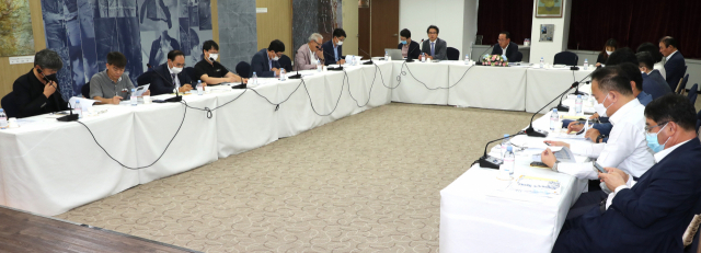 지난 17일 부산 중구 팬스타그룹 회의실에서 열린 세계해양포럼 기획위원회에서 위원들이 포럼 프로그램을 점검하고, 온라인 참가자 확대 방안을 논의했다. 강선배 기자 ksun@