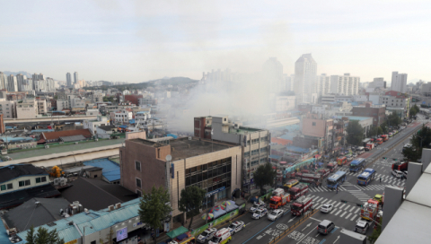 21일 서울 청량리 청과물시장에서 화재가 발생해 연기가 피어오르고 있다. 연합뉴스