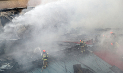 21일 서울 청량리 청과물시장에서 화재가 발생해 소방관들이 진화 작업을 하고 있다. 연합뉴스