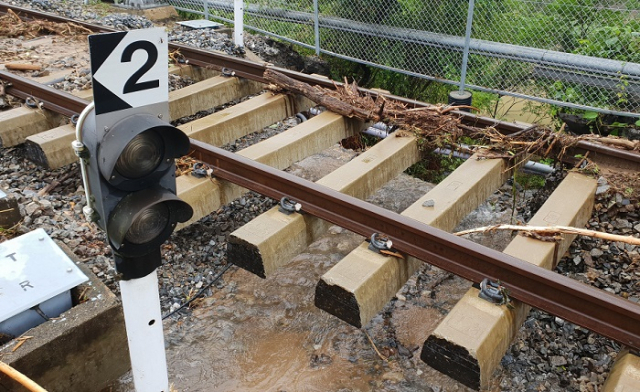 한국철도기술연구원은 철도의 안전성을 높이고 국가 철도안전 싱크탱크로서의 역할을 강화하기 위해 전담 연구조직인 ‘철도안전연구센터’를 신설했다. 사진은 지난달 집중호우로 피해를 입은 충주 산척면 삼탄역 지반 침하 모습. 연합뉴스
