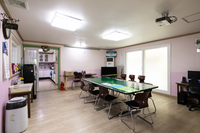 신애지역아동센터 리모델링 전 교육공간. 부산건축제조직위원회 제공