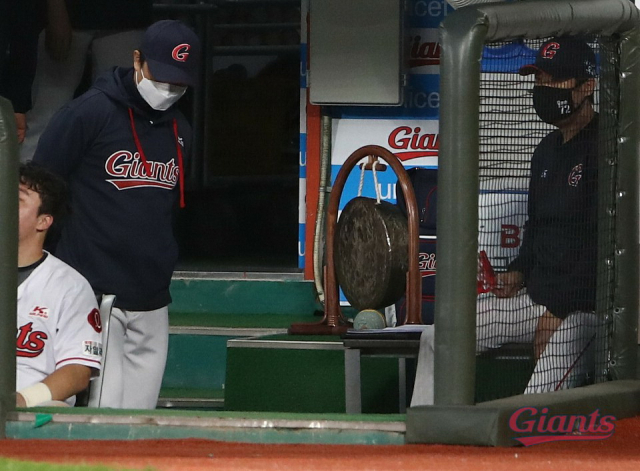 롯데 자이언츠 외국인 투수 댄 스트레일리가 동료들의 사기 진작을 위해 마련한 ‘징’이 상대 팀의 항의로 하루 만에 응원단석으로 옮겨졌다. 지난 22일 사직야구장에서 열린 kt와 경기 중 롯데 더그아웃에 설치된 징. 롯데 자이언츠 제공