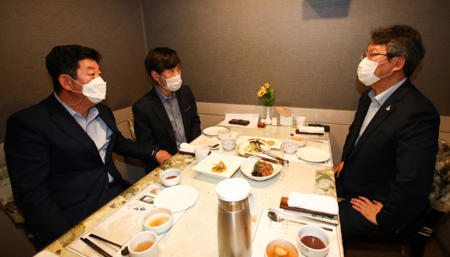 변성완 부산시장 권한대행과 더불어민주당 박재호, 국민의힘 하태경 부산시당위원장이 24일 서울 여의도의 한 식당에서 만나 예산정책협의회를 갖고 있다. 김종호 기자 kimjh@