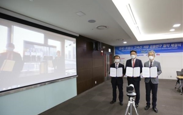 한국철도(코레일)가 국가철도공단, 한국철도기술연구원과 함께 24일 대전사옥에서 영상을 통해 프랑스국영철도(SNCF)와 ‘고속선로 개량 공동연구 협약’을 체결했다. 왼쪽부터 고준영 한국철도 기술본부장, 이인희 철도공단 기술본부장, 여인호 철도연 첨단궤도토목본부장. 코레일 제공