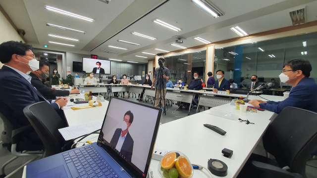 지난 23일 진행된 지하철 인문학 ‘수안역-동래의 역사적 흔적을 걷다’ 모습. 부산인문연대 제공