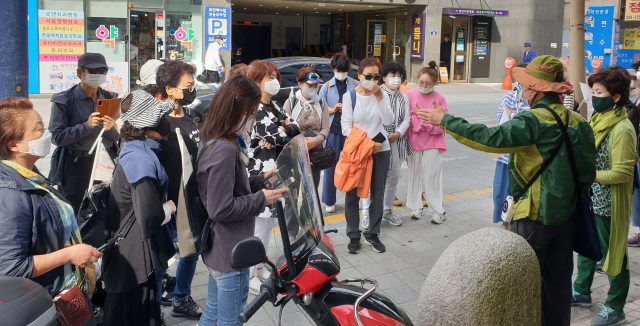 지난 23일 진행된 지하철 인문학 ‘수안역-동래의 역사적 흔적을 걷다’ 모습. 부산인문연대 제공