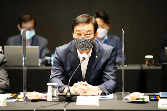 국민의힘 서일준 국회의원(경남 거제)은 수산양식장 집단폐사에 대한 피해복구지원비를 확대하는 ‘농어업재해대책법 일부개정법률안’을 대표 발의 했다. 개정안의 핵심은 어업재해에 따른 피해조사 결과, 수산양식물에 대한 피해가 실제로 확인되면 입식 미신고 어장에 대해서도 지원을 할 수 있도록 하는 것이다. 의원실 제공