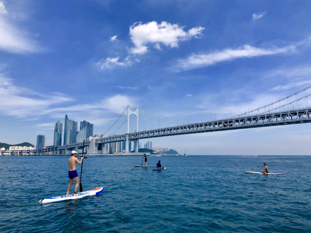 광안대교 아래서 SUP를 즐기는 이들의 모습. 부산관광공사 제공
