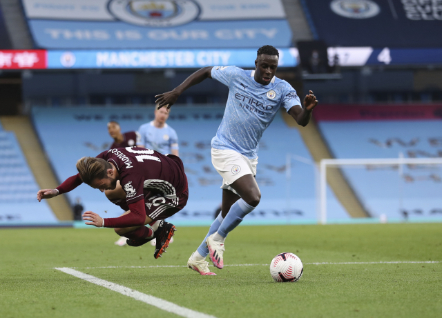 멘디의 파울에 넘어지는 매디슨. AP연합뉴스.