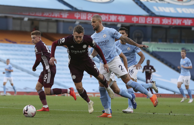 카일 워커의 파울에 넘어지는 제이미 바디. AP연합뉴스.