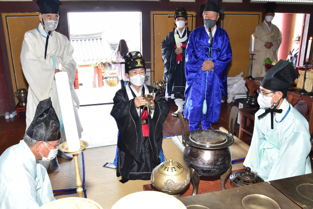 28일 추기석전에서 초헌관 조규일 진주시장이 공자 신위에 헌작하고 있다. 진주시 제공