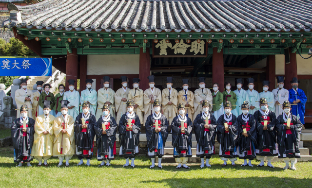 28일 추기석전을 봉행한 진주유림들이 진주향교 명륜당 앞에서 기념촬영했다. 진주시 제공