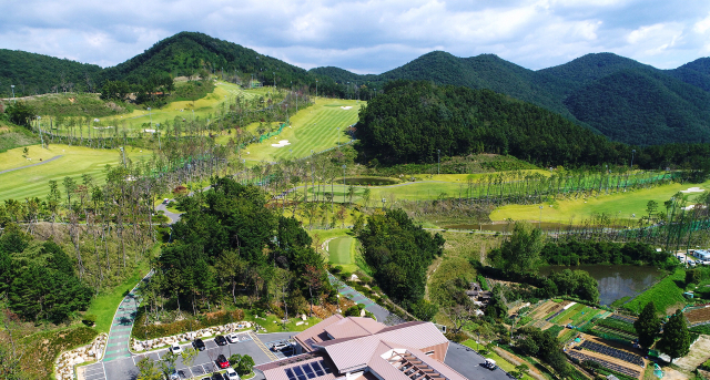기장 앞바다의 조망권을 자랑하는 기장동원로얄CC는 명품 퍼블릭 골프장으로서의 입지를 세우고 있다. 기장동원로얄CC 제공