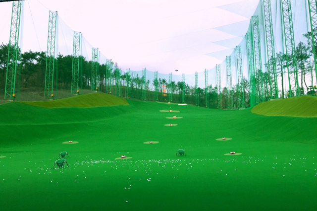 드라이빙 레인지를 갖춘 골프장 내 실내연습장. 기장동원로얄CC 제공