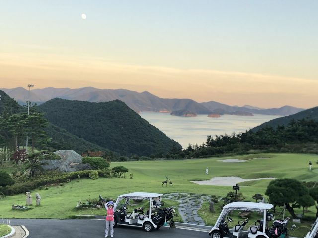 한려수도의 경관을 품은 통영동원로얄CC는 자연친화적 코스로 골퍼들에게 도전과 힐링을 함께 선사하고 있다. 통영동원로얄CC 전경. 통영동원로얄CC 제공