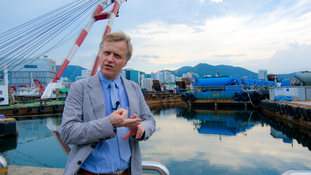 부산비엔날레 전시 투어를 하고 있는 야콥 파브리시우스 감독. 부산일보DB