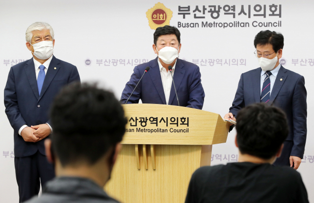 28일 부산시의회서 더불어민주당 부산(박재호)·울산(이상헌)·경남(김정호) 시·도당위원장이 기자회견을 하고 있다. 김경현 기자 view@